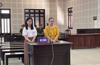 Phạm Thị Loan (phải) và Trần Thị Thanh Tâm tại tòa.