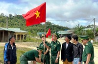 Những ngôi làng ở vùng biên Quảng Nam rực sắc cờ đỏ sao vàng