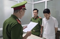 Bị can Kim Tae Sung (áo trắng) tại cơ quan công an.