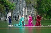 Thí sinh Miss Cosmo 2024 trong bộ sưu tập mang đậm nét văn hóa Việt tại Tràng An, Ninh Bình