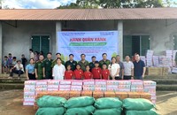 Hơn 100 suất quà được trao cho các hộ có hoàn cảnh khó khăn trên địa bàn xã Trịnh Tường