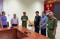 Cơ quan Công an đọc lệnh khởi tố, bắt tạm giam đối tượng Tạ Quốc Dân (thứ 2 từ phải sang).