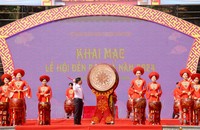 Ông Hoàng Quốc Bảo, Bí thư huyện ủy Bảo Yên đánh trống khai mạc (ảnh: Lê Nam - Huy Hoàng)
