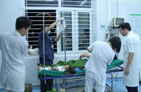 Đội ngũ y bác sỹ tiến hành chuẩn đoán cho Thiếu tá Cao Văn Dương