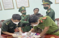 Đối tượng Thạo Chắp và tang vật vụ án bị thu giữ tại cơ quan điều tra (Ảnh: CATH).