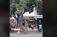 Người đàn ông tấn công lực lượng CSGT (Ảnh cắt từ video ).