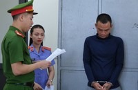 Cơ quan CSĐT Công an huyện Kỳ Anh đọc lệnh khởi tố vụ án, khởi tố bị can, lệnh bắt bị can để tạm giam đối với Nguyễn Văn Hào. Ảnh: CAHT