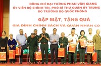 Đại tướng Phan Văn Giang - Bộ trưởng Bộ Quốc phòng trao quà cho các gia đình chính sách có hoàn cảnh khó khăn. Ảnh: BHT