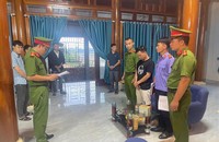 Cơ quan điều tra tống đạt quyết định khởi tố vụ án, khởi tố bị can đối với Nguyễn Trọng Khỏe. Ảnh: Đậu Nhung
