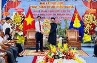 Phó Chủ tịch UBND tỉnh An Giang Lê Văn Phước (trái) trao quà cho Trưởng ban Trị sự Trung ương Phật hội Tứ Ân Hiếu Nghĩa Nguyễn Ngọc Trác.