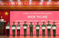 Thứ trưởng Nguyễn Văn Long tặng Bằng khen của Bộ Công an cho các tập thể có thành tích xuất sắc trong công tác đảm bảo ANTT trên địa bàn TP Phú Quốc.