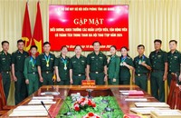Thủ trưởng Bộ chỉ huy BĐBP tỉnh chụp ảnh lưu niệm cùng các huấn luyện viên, vận động viên đạt thành tích cao trong tham gia Hội thao Thể thao Quốc phòng năm 2024.