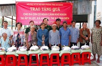 Đoàn công tác BĐBP tỉnh tặng quà cho bà con có hoàn cảnh khó khăn ở ấp Tà Lọt.