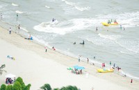Du khách chơi các trò chơi thể thao trên biển tại TP Hà Tiên.