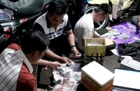 Lực lượng Công an khám xét chỗ ở của Minh thu giữ số lượng lớn tiền giả cùng các thiết bị dùng để làm tiền giả.