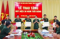 Thượng tá Nguyễn Văn Hiệp - Bí thư Đảng ủy, Chính ủy Bộ đội Biên phòng tỉnh trao huy hiệu 30 năm tuổi Đảng cho các Đảng viên.