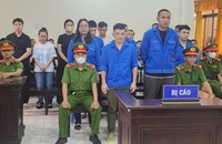 14 bị cáo (đứng) tại phiên tòa.