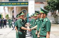 Thiếu tướng Lê Văn Phúc - Phó Tư lệnh BĐBP kiểm tra công tác phối hợp giữa Đồn Biên phòng cửa khẩu Long Bình và Chi cục Hải quan cửa khẩu Khánh Bình.