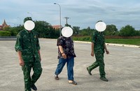 Nạn nhân T.T.Đ được cán bộ đồn Biên phòng cửa khẩu Quốc tế Hà Tiên đón về đơn vị.