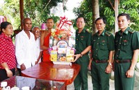 Đại tá Lê Hoàng Việt, Phó Chính ủy BĐBP tỉnh và Đồn Biên phòng cửa khẩu quốc tế Tịnh Biên tặng quà tại chùa Mới (phường Tịnh Biên).