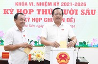 Ông Dương Văn Thuận - Chủ tịch HĐND thành phố Hà Tiên, tỉnh Kiên Giang bỏ phiếu tín nhiệm.