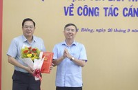 Trưởng Ban Tổ chức Tỉnh ủy Kiên Giang Lê Thanh Hùng trao Quyết định cho ông Trần Minh Thể.