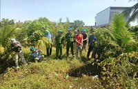 Lực lượng chức năng đưa đối tượng Thuận đi thu hồi tang vật vụ án.