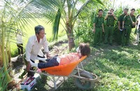 Tuyền diễn lại động tác đưa thi thể nạn nhân đến vị trí khác nhằm tạo hiện trường giả.