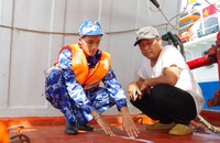 Lực lượng chức năng niêm phong hàng hóa vi phạm.