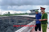 Lực lượng chức năng kiểm tra hàng hoá trên tàu số HD -6666 do ông Việt điều khiển.(ảnh Công an tỉnh Ninh Bình cung cấp)