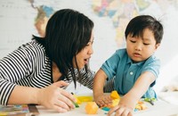 Cha mẹ đóng vai trò quan trọng trong việc can thiệp tự kỷ tại nhà cho con.