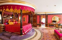 Khách sạn 7 sao dát vàng, di chuyển bằng trực thăng duy nhất trên thế giới