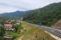 Những hộ dân sống thấp thỏm trong nguy cơ sạt lở.