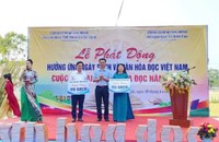 Đại diện Ban tổ chức, doanh nghiệp đã trao tặng sách cho Thư viện tỉnh Quảng Bình, tổng trị giá gần 20 triệu đồng.