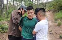 Đối tượng Nguyễn Văn Báo (mặc áo xanh) tại thời điểm bị cơ quan Công an tỉnh Quảng Ninh bắt giữ.