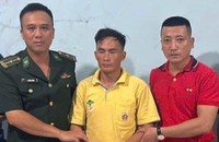  Đối tương Giang Seo Hòa (Áo vàng) bị lực lượng chức năng bắt giữ khi nhập cảnh qua cửa khẩu Cầu treo