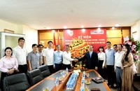 Phó Trưởng ban Thường trực Ban Tuyên giáo và Dân vận Trung ương Lại Xuân Môn tặng hoa chúc mừng Báo Pháp luật Việt Nam.