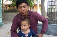 Trưởng thôn làng Kleng – A Toanh trao đổi với phóng viên