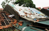 Những căn nhà tập thể xuống cấp trầm trọng, mái ngói đã bị hỏng người dân phải dùng bạt để che