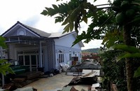 Một phần căn nhà của ông Hùng xây dựng trên diện tích đất của gia đình bà Hỷ đã được cấp sổ đỏ từ năm 1996