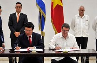 Phó Thủ tướng, Bộ trưởng Ngoại giao Phạm Bình Minh và Bộ trưởng Ngoại giao Cuba Bruno Rodríguez Parilla ký kết văn bản hợp tác. (Ảnh: Baoquocte)