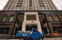 Lực lượng chức năng đang tổ chức phong tỏa chung cư 34T Hoàng Đạo Thúy (quận Cầu Giấy, Hà Nội) vì một người phụ nữ tại đây có kết quả xét nghiệm lần 1 dương tính với SARS-CoV-2. Ảnh Trần Cường