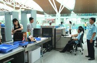 Cán bộ Hải quan làm thủ tục cho hành khách XNK tại nhà ga mới sân bay Đà Nẵng