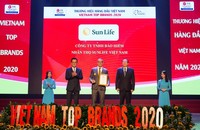 Ông Larry Madge - Tổng Giám đốc Sun Life Việt Nam (đứng giữa) nhận danh hiệu Top 10 Thương hiệu hàng đầu Việt Nam từ Ban tổ chức.