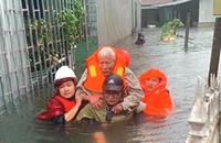 Lực lượng chức năng hỗ trợ người dân di dời đến nơi an toàn.