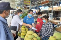 Cán bộ BHXH tích cực tuyên truyền, vận động người dân tham gia BHXH tự nguyện.