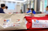 Quỹ Stronger with Amser tặng 1.500 túi y tế cá nhân cho tình nguyện viên chống dịch