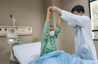 Người cao tuổi cần khám định kỳ hậu COVID-19.