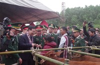 Thường trực Ban Bí thư Võ Văn Thưởng trao tặng quà cho gia đình nghèo trên địa bàn xã Hồng Vân, huyện A Lưới, tỉnh Thừa Thiên - Huế.