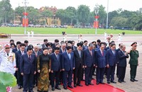 Đoàn đại biểu lãnh đạo, nguyên lãnh đạo Đảng, Nhà nước đặt vòng hoa và vào Lăng viếng Chủ tịch Hồ Chí Minh. (Ảnh: Minh Đức/TTXVN)